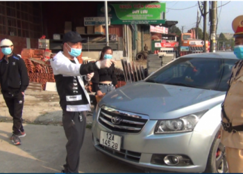 Đòi CSGT cho xem chuyên đề, có được không?