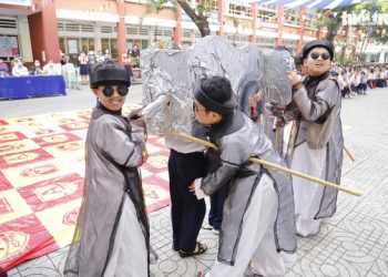 Học trò diễn ‘Tiểu đội xe không kính’, ‘Thầy bói xem voi’… để học văn