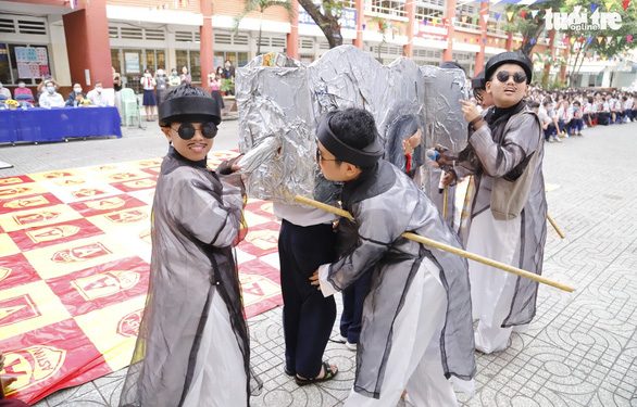 Học trò diễn ‘Tiểu đội xe không kính’, ‘Thầy bói xem voi’… để học văn
